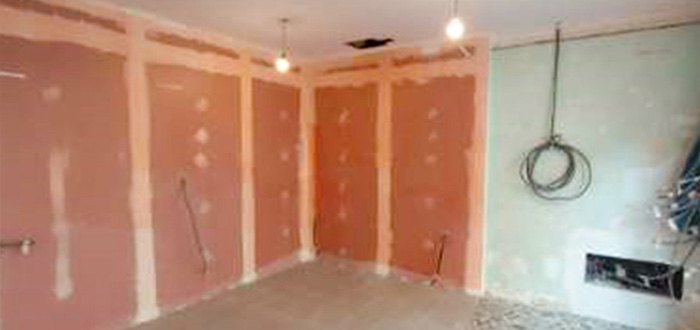 rénovation d'une cuisine pro avec plaque en pvc verte avant 1